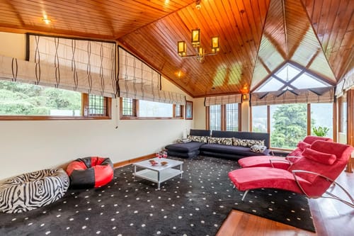 Entertainment lounge