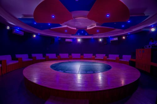 Multi-utility amphitheatre lounge