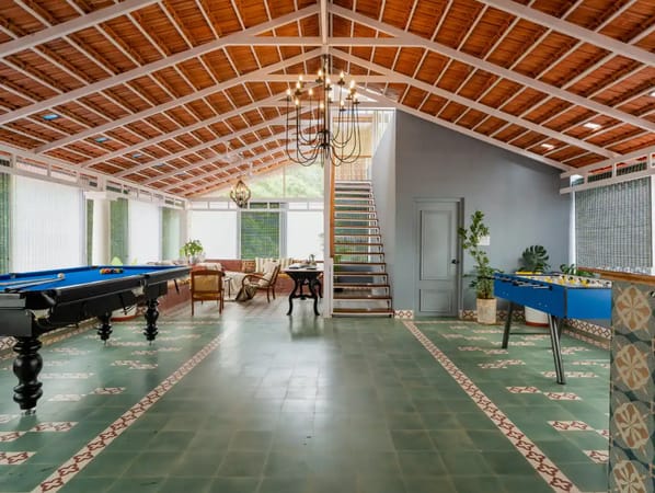 BluDoor | Exquisite Pet-friendly 5-BHK Villa With Private Pool, Lift & Entertainment Lounge Near Vagator Beach – 5 bedroom villa in North Goa, Goa