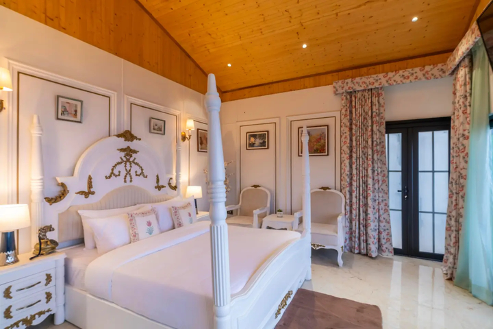 The English Country House | Elizabeth Lodge - Image 3