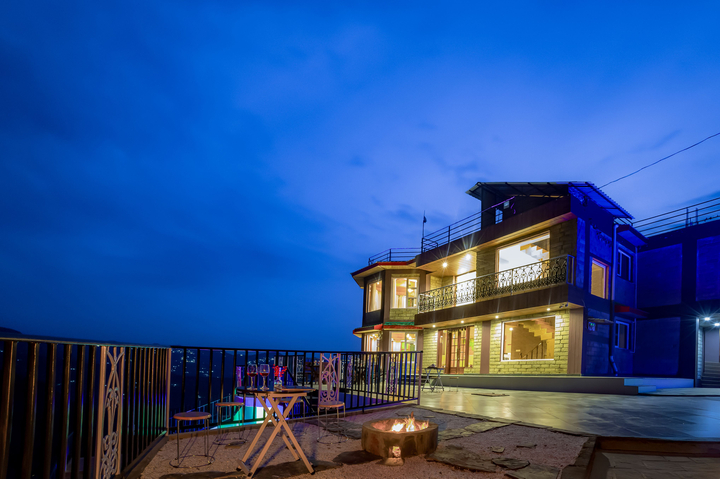 Pine Shadow Fuchsia | Pet-friendly Hillside Retreat With Picturesque Balcony & Restaurant - Image 2