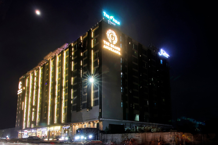 Moon @ Skyline Studio Apartments - Image 5