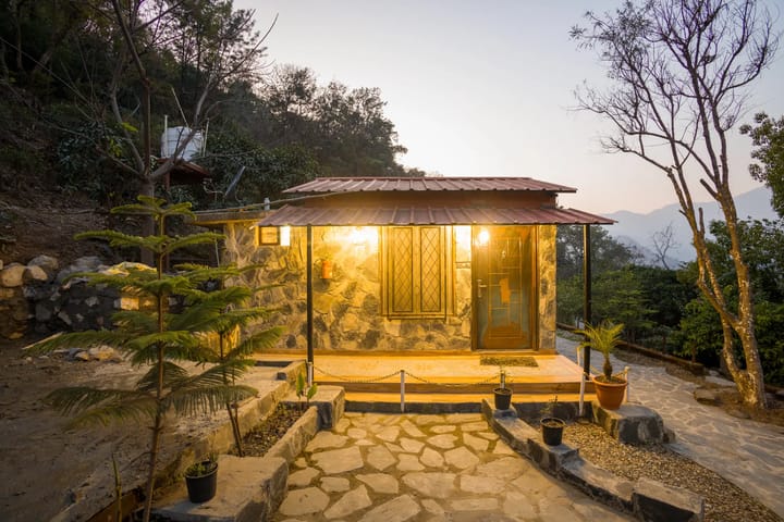 Zephyr Classic Cottage | Scenic Hill Getaway With Pool, Gym & Restaurant