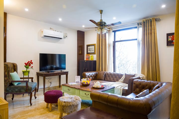 Kasauli Woods Cottage | Hillside 3-BHK Retreat With Outdoor Lounge, Balcony & Scenic Views - Image 2