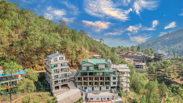 Dilli Villa Punch | 1 Hilltop Suite With Private Balcony, Common Pool & Scenic Views
