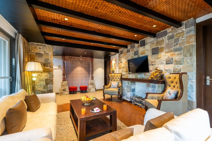 Shukrana 4BHK Luxury Retreat | Mall Road - Image 5