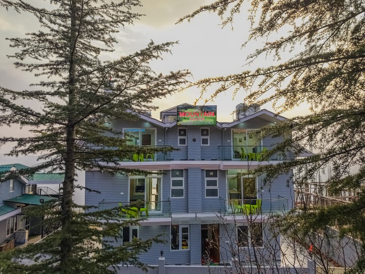 The Ridgeview Retreat Arabella | Pet-friendly Hillside Room with Private Balcony & Bathtub, Common Recreation Zone, Lounge & Restro | Close to Naldehra 
