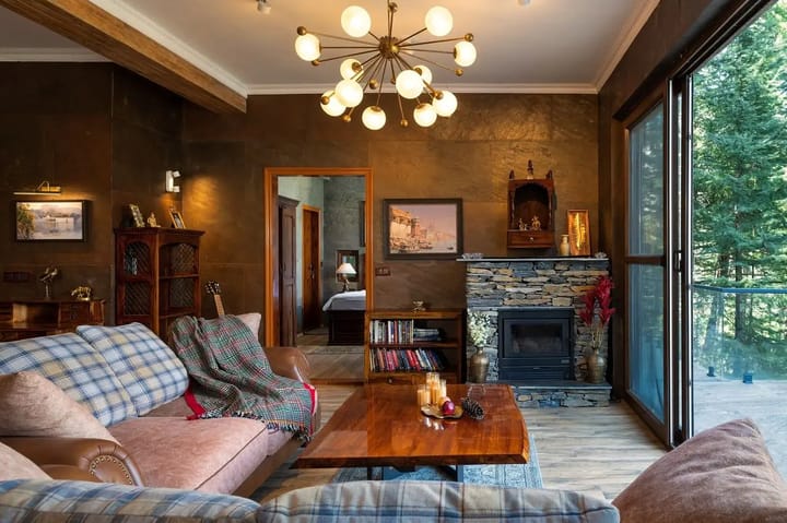 Zephyr Classic Cottage | Scenic Hill Getaway With Pool, Gym & Restaurant