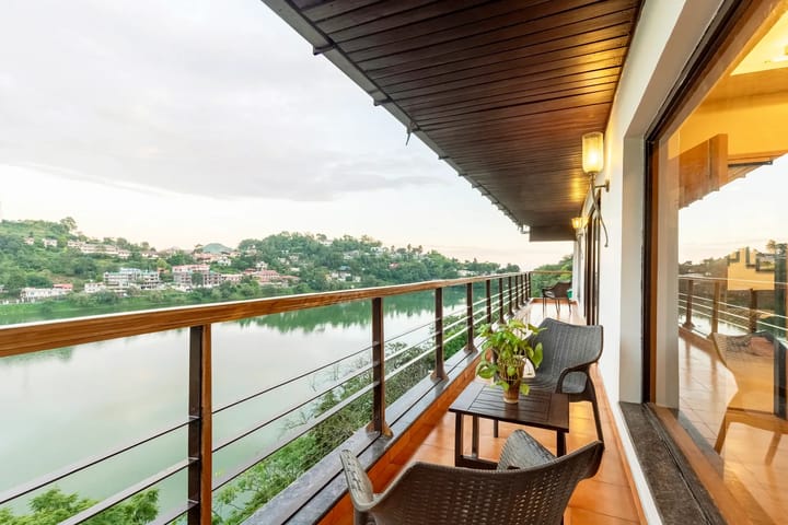 Lakeview Manor | Stunning 3-BHK Lakeside Getaway With Balconies & A Garden