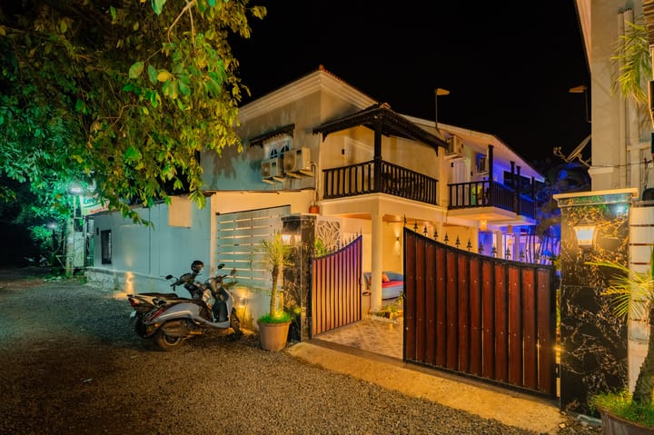 Emperor Ozran Elite Room With A Balcony & A Bathtub | Premium Retreat With Shared Pool, Restro & Bar | Near Famous Beaches