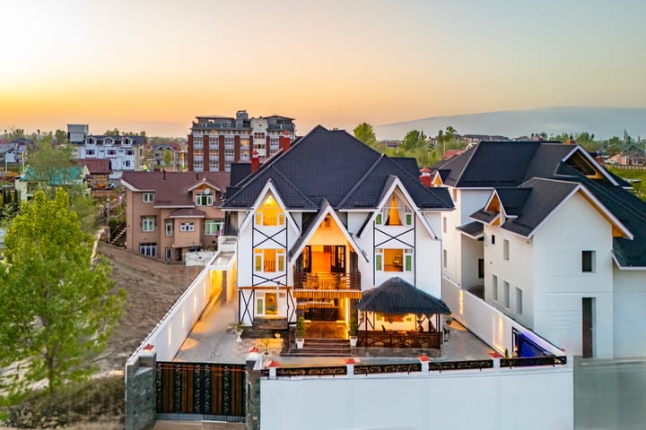 Gauhar w/ Indoor Jacuzzi