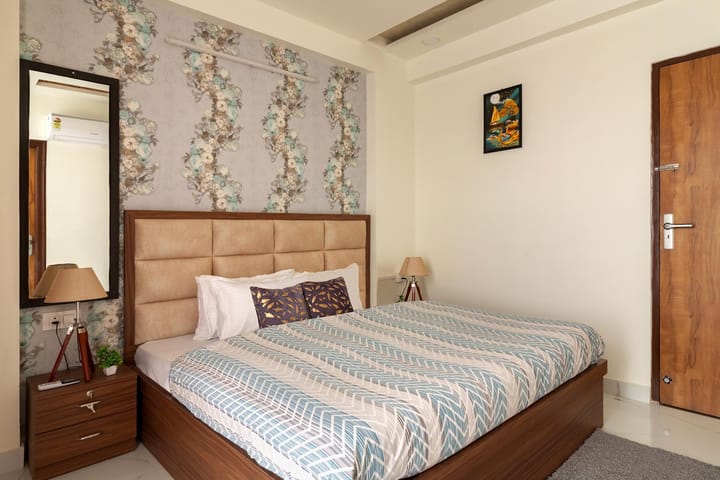 Royal @ Regal by Aaj - Image 4