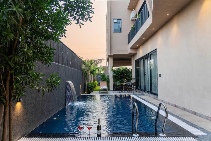 Sera @ Urban Escape - Image 2