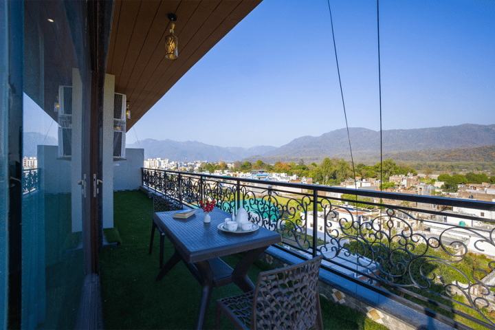 BYDM The Sky Heaven | Charming Pet-friendly 4-BHK Penthouse 15 Min from Triveni Ghat With Balcony, Bar & Lift