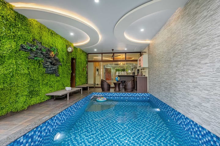 Tropical Whispers @ Raindrops - Image 2