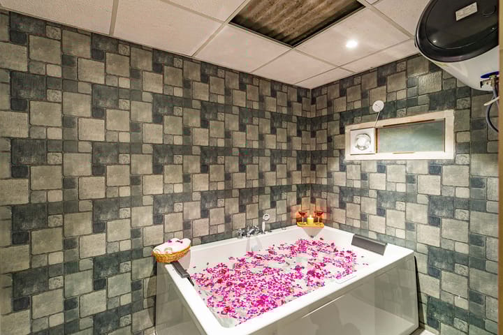 Pashmina @ Gauhar w/ Indoor Jacuzzi - Image 4