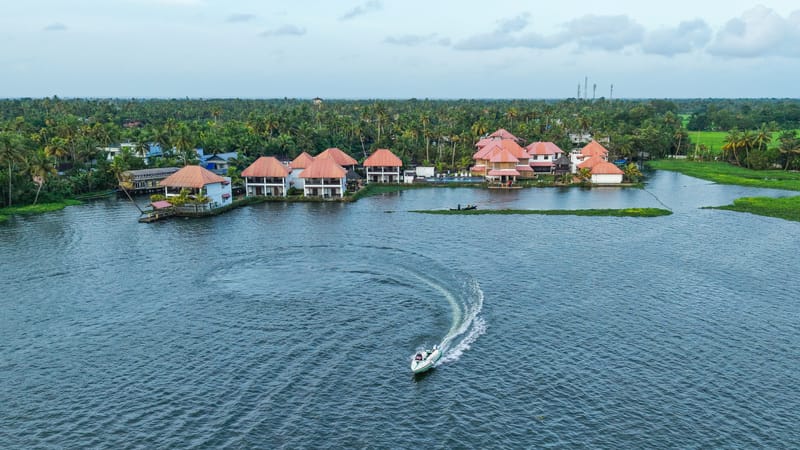 Paloma Back Water Resort | Tranquil Suite by the Backwaters with Shared Pool, Banquet, Spa & Restaurant – photo 3