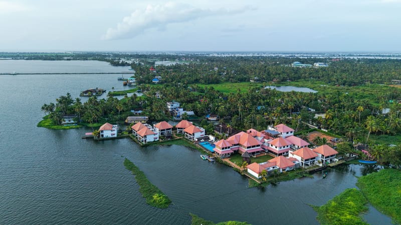 Paloma Back Water Resort | 1 Peaceful Suite with Views by the Backwaters with Shared Pool, Restaurant & Spa – photo 2