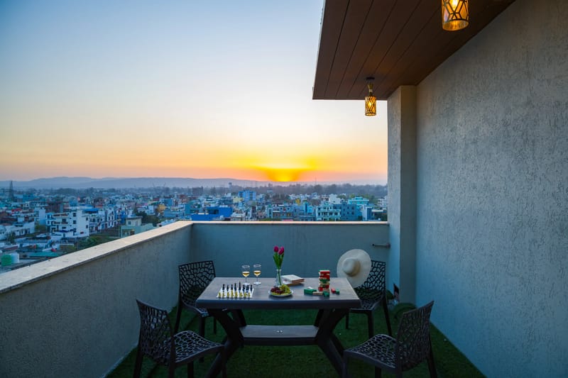 BYDM The Sky Heaven | Charming Pet-friendly 4-BHK Penthouse 15 Min from Triveni Ghat With Balcony, Bar & Lift – photo 18