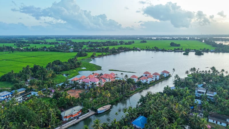 Paloma Back Water Resort | Tranquil Suite by the Backwaters with Shared Pool, Banquet, Spa & Restaurant – photo 4