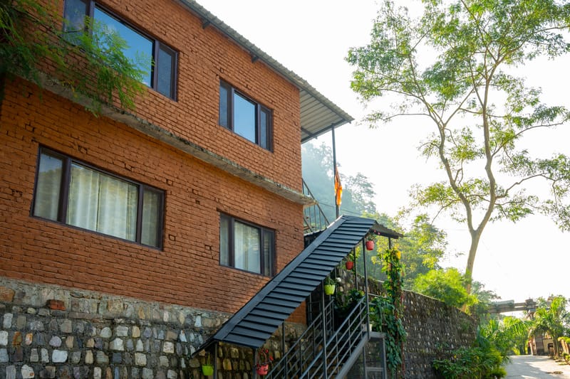 Granny’s Den | 1-BHK Pet-friendly With Bathtub, Shared Pool, Restaurant & Gazebo by the River  – photo 4