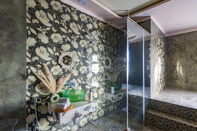 Gold Palm Ivory | Sophisticated Room with Elegant Bathtub, Shared Pool & Lush Green Views – photo 11