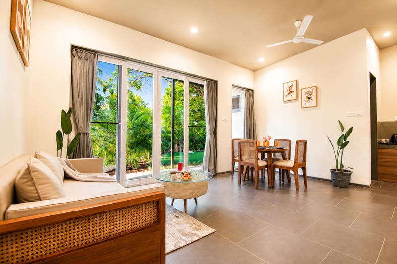 The Crescent Palm Grove | Boutique Suite in a Resort with Shared Game Room, Garden and Restaurant – photo 21