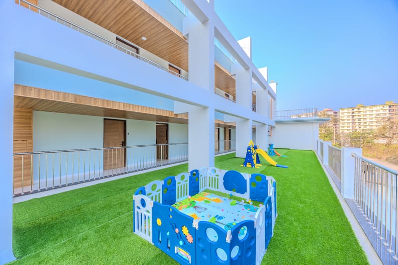 Midpoint UMA Suite | Pet-friendly 1-Room with Shared Outdoor Pool, Living Area & Entertainment Lounge | Lift Access – photo 8