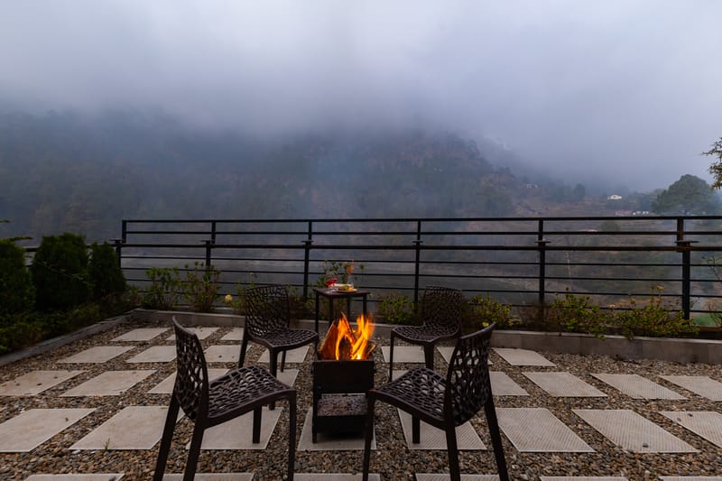 Lakefront Escape | Charming 2-room Suite with Sit-out area, Lake Views & Outdoor deck – photo 16