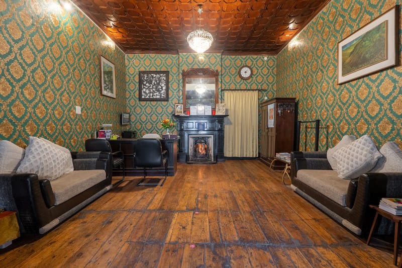 The Hive Cottage Corbett | 2 Room Suite In a Hillside Resort With Restaurant & Outdoor Seating | Ample Parking  – photo 9