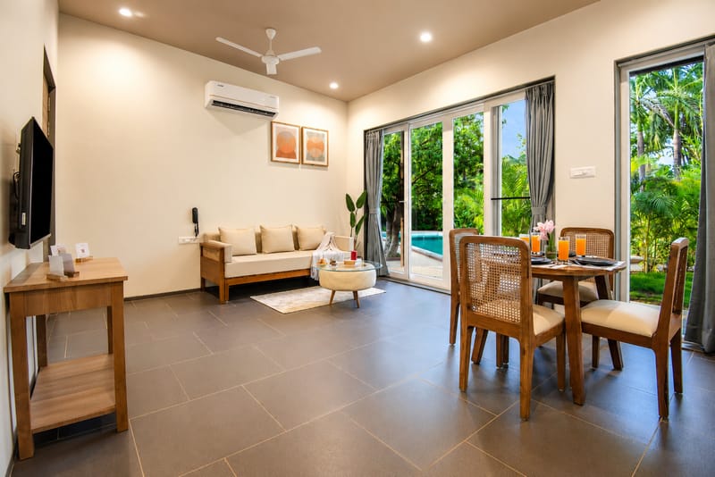 The Crescent Palm Grove | Boutique Suite in a Resort with Shared Game Room, Garden and Restaurant – photo 4