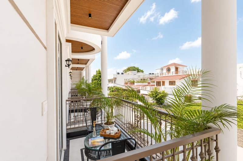 Kalyan Mansion Primrose | Elegant Room W/ Private Balcony, Shared Outdoor Space, Lift & Scenic Views – photo 7