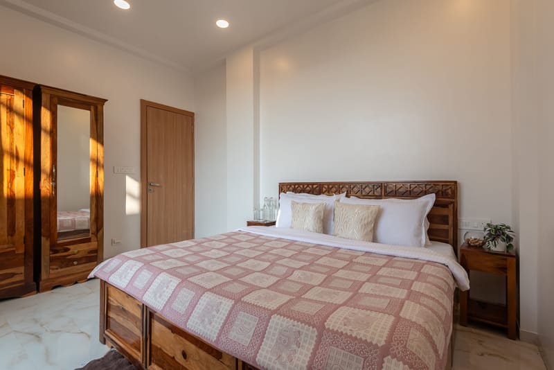 White House | 4-BHK Villa With panoramic Hill Views, Glass Room, Outdoor Pool & Dam nearby – photo 15