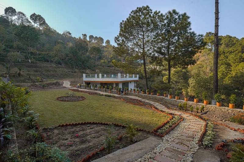 Pine View Resort | Pet-friendly Hilltop 1-Suite With Garden-Facing Balcony, Rooftop lounge, Restro & Game Zone – photo 24