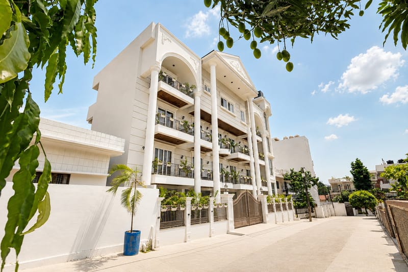 Kalyan Mansion Primrose | Elegant Room W/ Private Balcony, Shared Outdoor Space, Lift & Scenic Views – photo 16