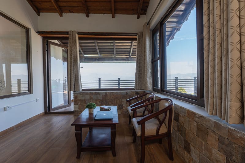 SnowPeak Villa | 3-BHK Pet-friendly Hideaway with Sit-Outs & Glass Patio, Garden &Hill Views – photo 9