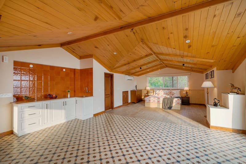 Konifer Rosewood | Hillside Attic Room With Balcony & Outdoor Seating – photo 22