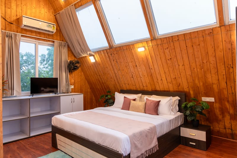 Malik Farms | Countryside Wooden Cottage on 2 Acre Estate with Shared Pool, Garden & Restaurant – photo 9