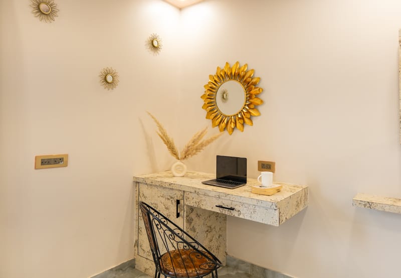 Gold Palm Ivory | Sophisticated Room with Elegant Bathtub, Shared Pool & Lush Green Views – photo 9
