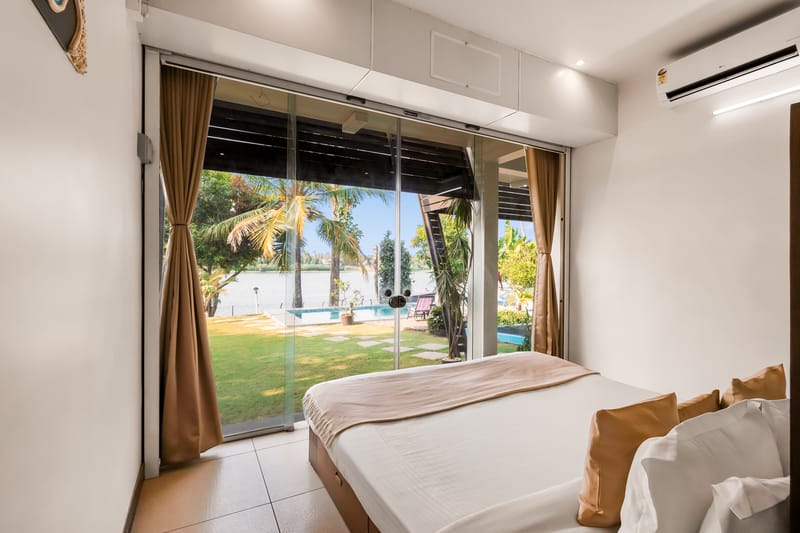 Glass River Retreat | 4-BHK Riverside Getaway with Private Pool, Lakeside Sit-Out & Lounge Area Near Aluva Railway & Metro Station – photo 13