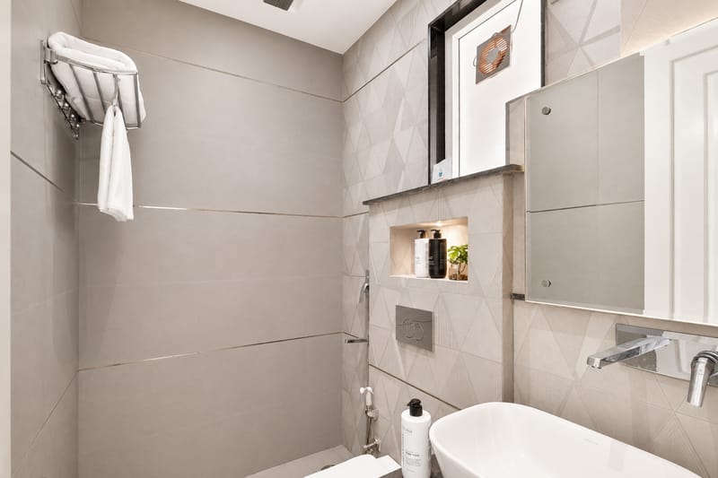 Kalyan Mansion Primrose | Elegant Room W/ Private Balcony, Shared Outdoor Space, Lift & Scenic Views – photo 10