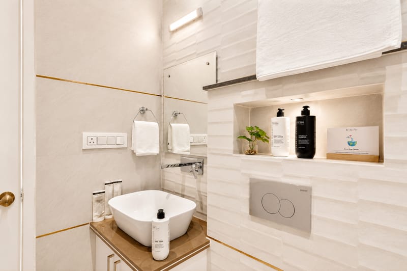 Kalyan Mansion Primrose | Elegant Room W/ Private Balcony, Shared Outdoor Space, Lift & Scenic Views – photo 13