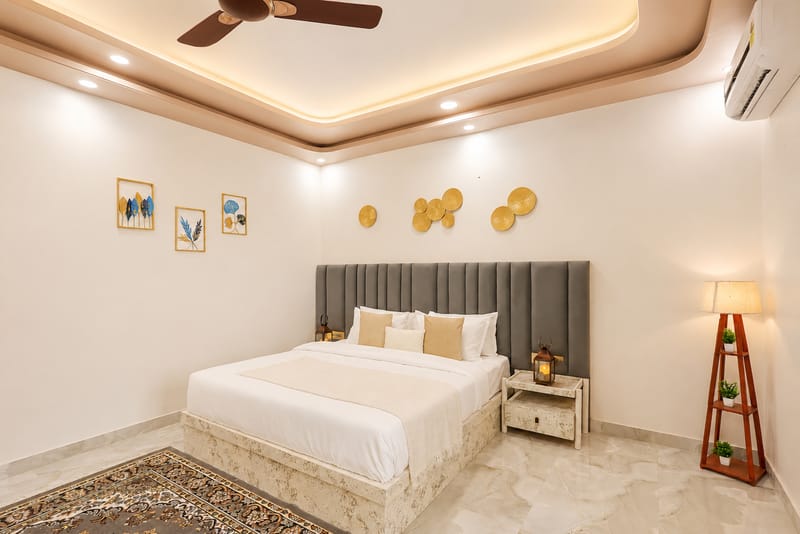 Gold Palm Ivory | Sophisticated Room with Elegant Bathtub, Shared Pool & Lush Green Views – photo 23