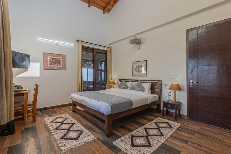 SnowPeak Villa | 3-BHK Pet-friendly Hideaway with Sit-Outs & Glass Patio, Garden &Hill Views – photo 19