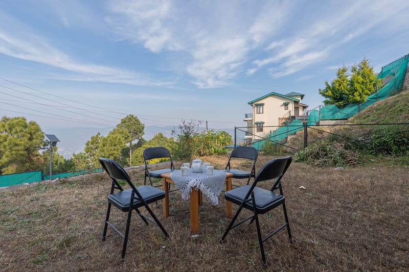 SnowPeak Villa | 3-BHK Pet-friendly Hideaway with Sit-Outs & Glass Patio, Garden &Hill Views – photo 7