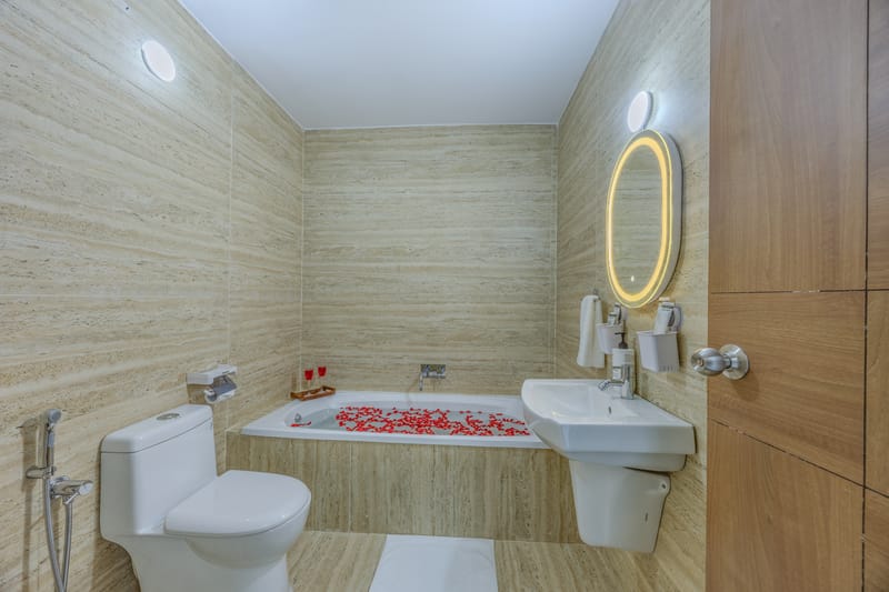 Midpoint UMA Suite | Pet-friendly 1-Room with Shared Outdoor Pool, Living Area & Entertainment Lounge | Lift Access – photo 16