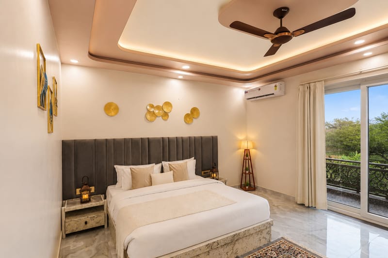 Gold Palm Ivory | Sophisticated Room with Elegant Bathtub, Shared Pool & Lush Green Views – photo 8