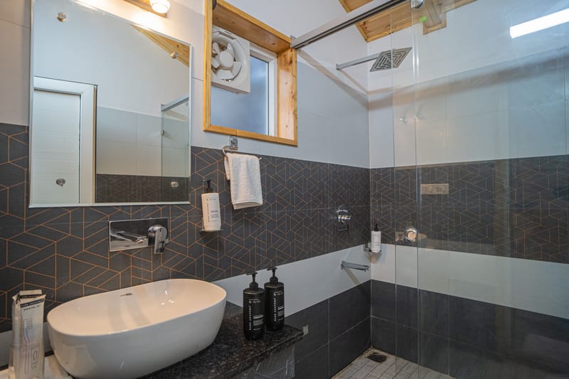 The Urban Escape Harmony | Hillside Duplex Family Cottage With Views Near Trekking points – photo 9