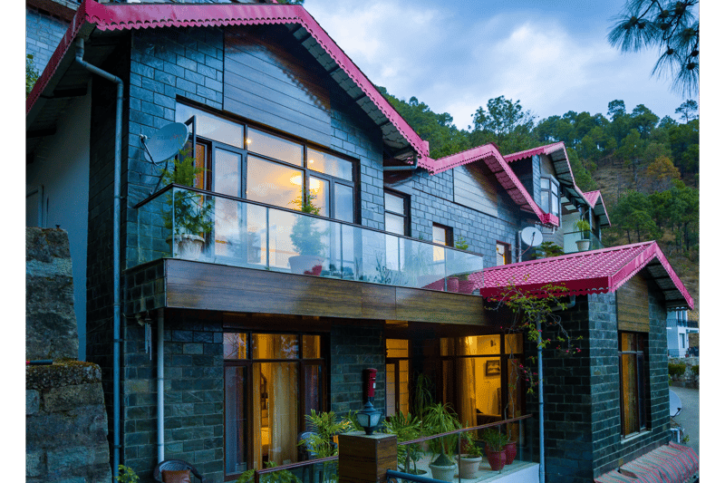 Kasauli Woods Cottage | Hillside 3-BHK Retreat With Outdoor Lounge, Balcony & Scenic Views – photo 2