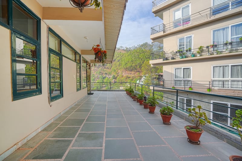 Dilli Villa Blush | Hillside Suite With Private Balcony, Common Pool & Scenic Views – photo 16